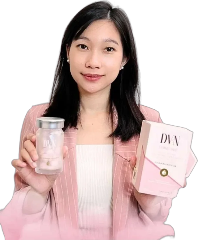 Silvia memegang botol dan kemasan DVN Chewable Tablet