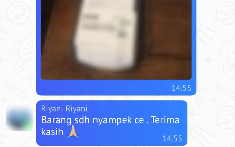 Screenshot chat pelanggan dengan foto paket: Barang sdh nyampek ce, terima kasih